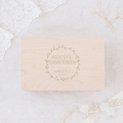 Hochzeitserinnerungsbox aus Holz mit Kranz und Namen