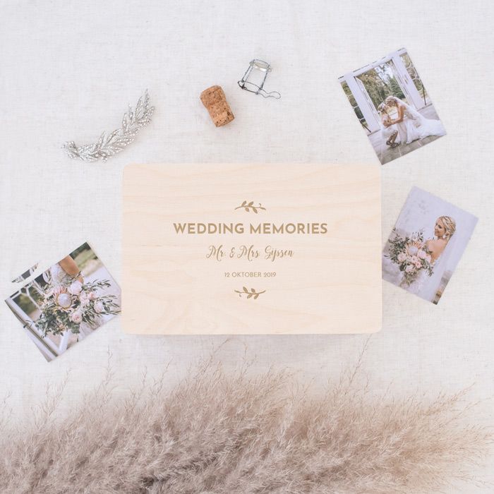 Hochzeitserinnerungsbox aus Holz mit Zweigen und Namen