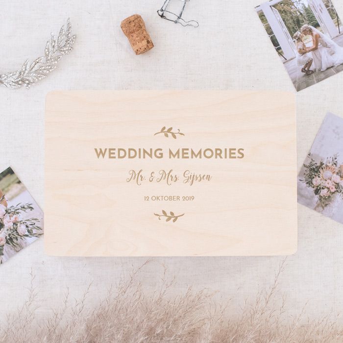 Hochzeitserinnerungsbox aus Holz mit Zweigen und Namen