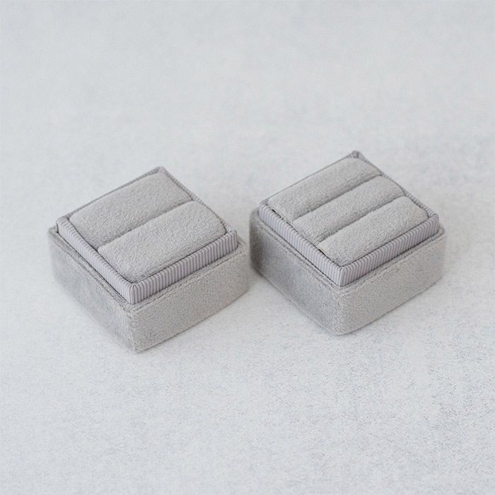 Samt Ring Box quadratisch Marmor Grau mit Initialen