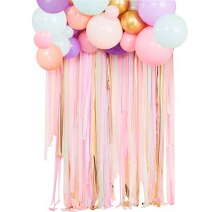 Pastellfarbene Luftschlangen und Luftballons im Hintergrund Mix It Up Ginger Ray