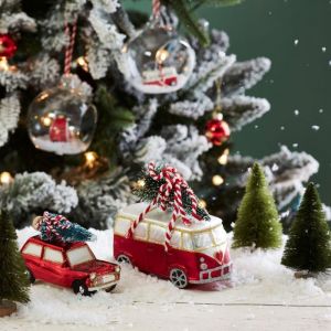 Roter Camper-Weihnachtsanhänger mit Weihnachtsbaum