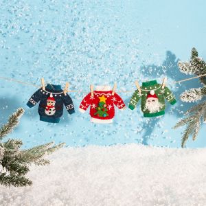 Weihnachtsaufhänger Weihnachtspulli aus blauem Filz Sass & Belle