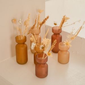 À La mittelgroße Vase aus mattiertem Terraglas