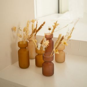 À La mittelgroße Vase aus satiniertem Senfglas