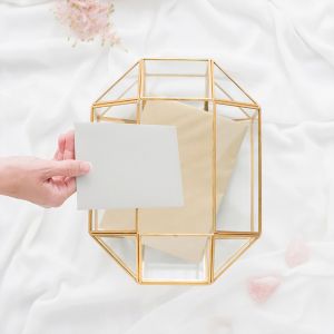 Geometrische Umschlagbox aus goldfarbenem Glas