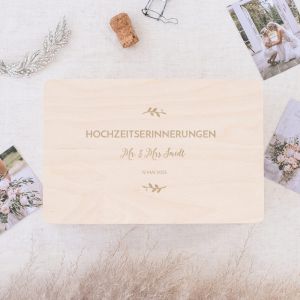 Holzkiste für Hochzeitserinnerungen mit Zweigen und Namen