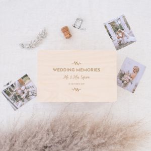 Aufbewahrungsbox für Hochzeitserinnerungen aus Holz mit Zweigen und Namen