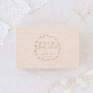 Hochzeitserinnerungsbox aus Holz mit Kranz und Namen