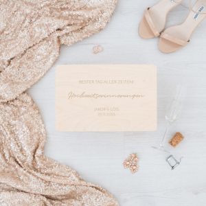 Hochzeits-Erinnerungsbox aus Holz mit schicken Namen