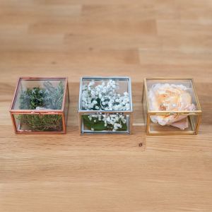 Moderne quadratische Glasringbox mit Namen