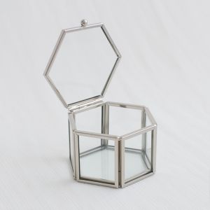 Sechseckige silberne Ringbox aus Glas (8 x 7 x 5 cm) House of Gia